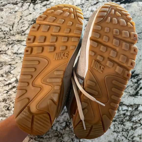 Womens 6.5 Airmax beige and white - Picture 5 of 6